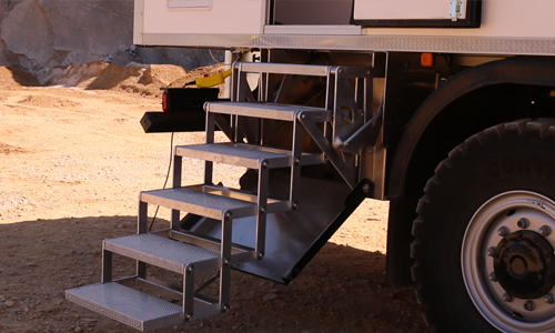 echelle d acces camion 4x4 aménagé man mercedes iveco escabeau echelle van vanlife rampe ciseaux coffre innovation
